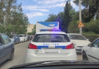 Περιπολικό και σχολικά πούλμαν προκάλεσαν κυκλοφοριακό χάος στην οδό Τζαβέλλα