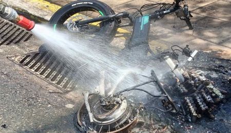 Στις φλόγες ηλεκτρικό μοτοποδήλατο στο Χαλάνδρι