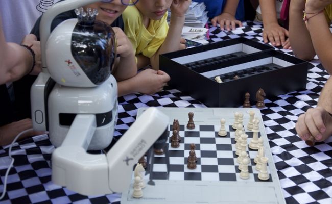 Ρομποτικό σκακιστή δώρισε ο Δήμος Χαλανδρίου στον Σκακιστικό Όμιλο