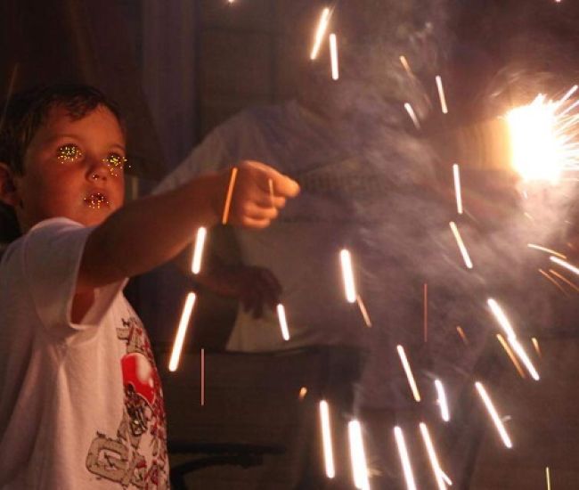 Οι κροτίδες και τα βεγγαλικά δεν είναι παιχνίδια, αλλά άκρως επικίνδυνα υλικά!