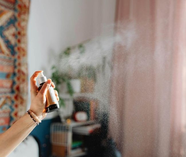 Τι είναι τα room spray και πώς χρησιμοποιούνται: ένας πρακτικός οδηγός για το σπίτι