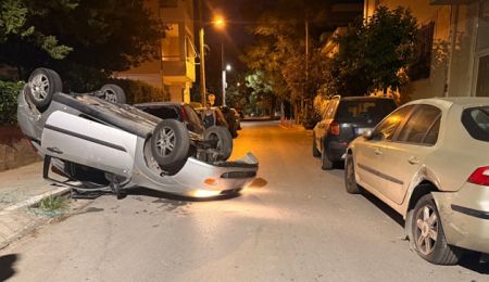 Τροχαίο στο Χαλάνδρι: Αυτοκίνητο προσέκρουσε σε σταθμευμένο όχημα και ανατράπηκε